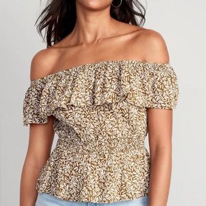 Old Navy, NWT. Size S, never worn. Off the shoulder smocked blouse
